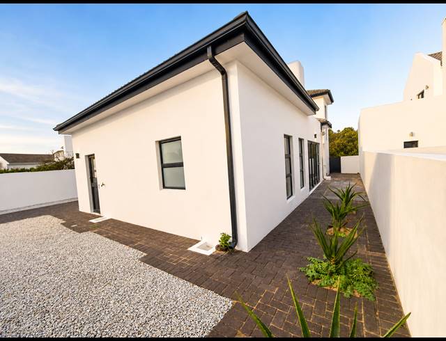 4 BEDROOM FREESTANDING FOR SALE IN SHELLEY POINT